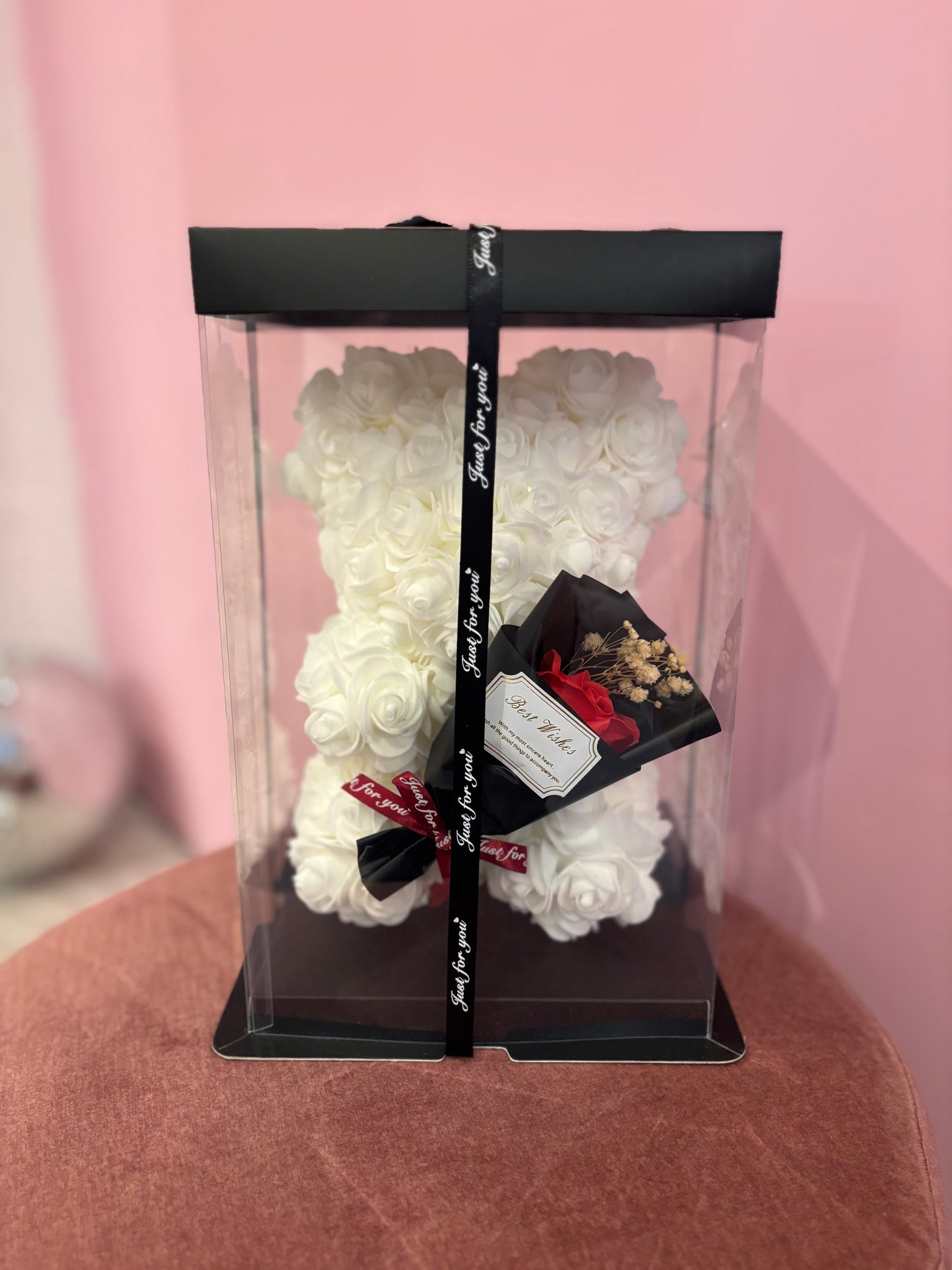 Ourson en fleurs blanches avec rose rouge