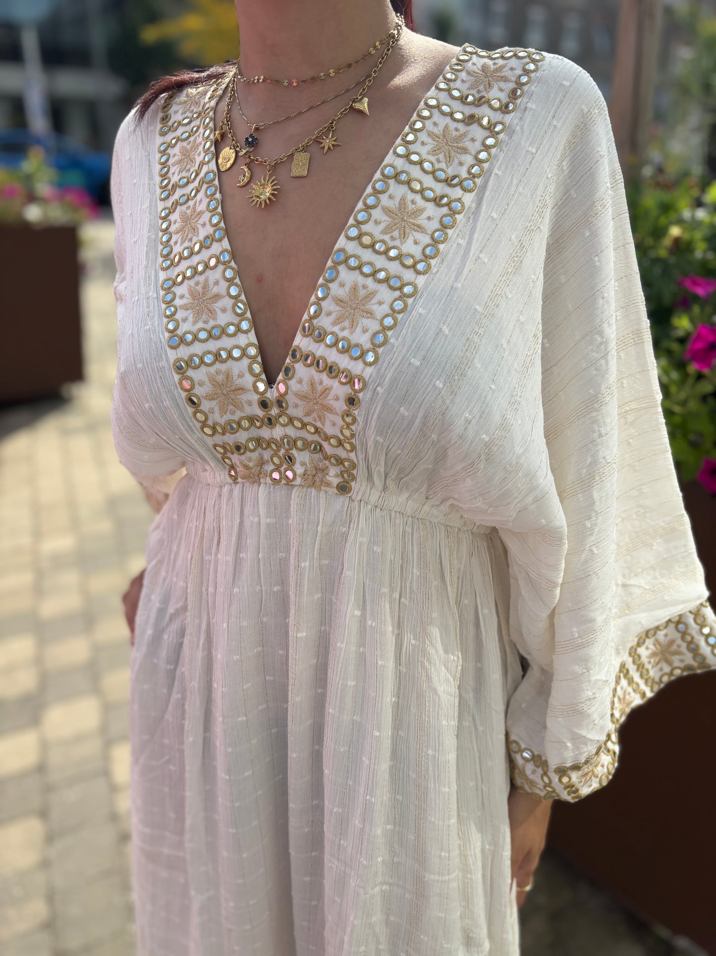 Robe India blanche et dorée