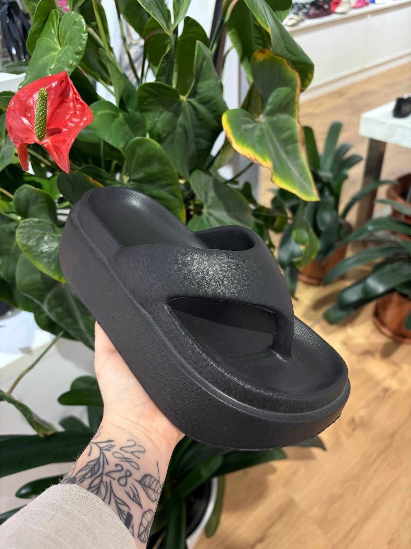 Tongs hautes semelles noires