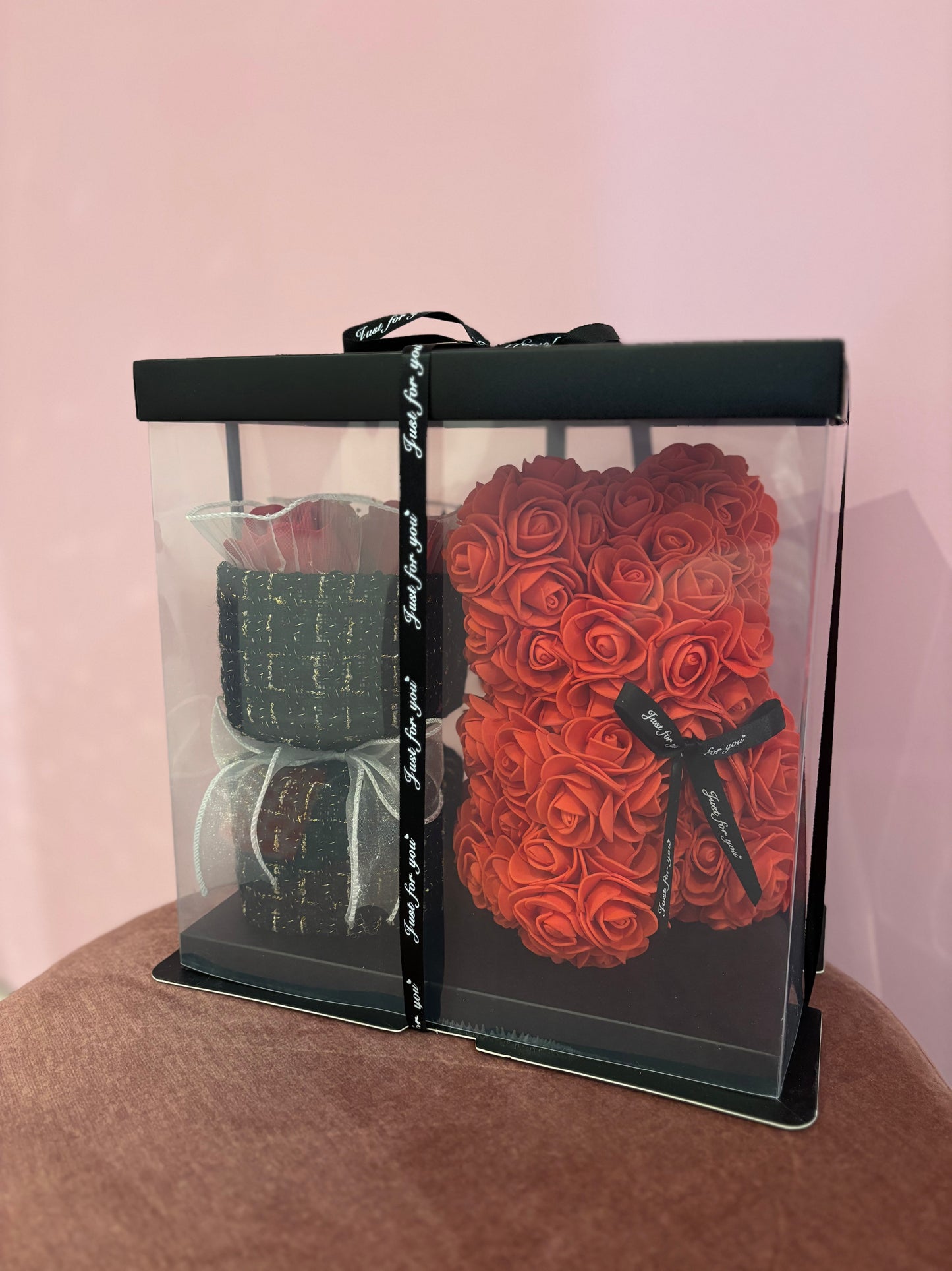 Ourson en fleurs rouges et bouquet de roses éternelle rouges