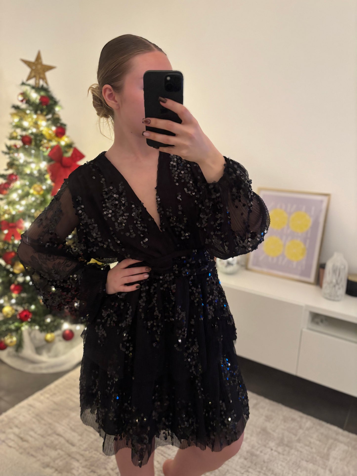 Robe Noire à volants avec voile et sequins