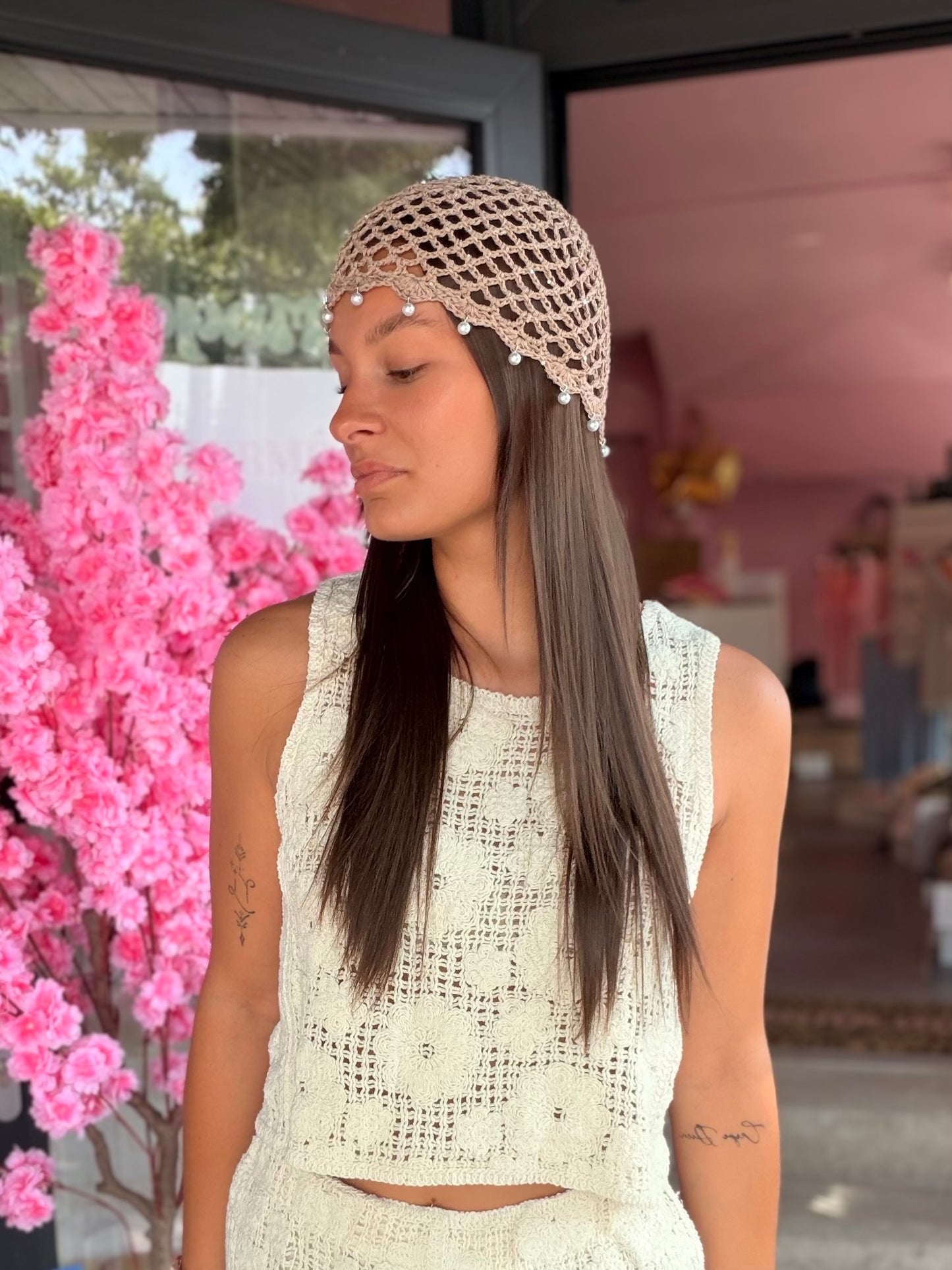 Bonnet en crochet taupe légèrement pailleté avec perles