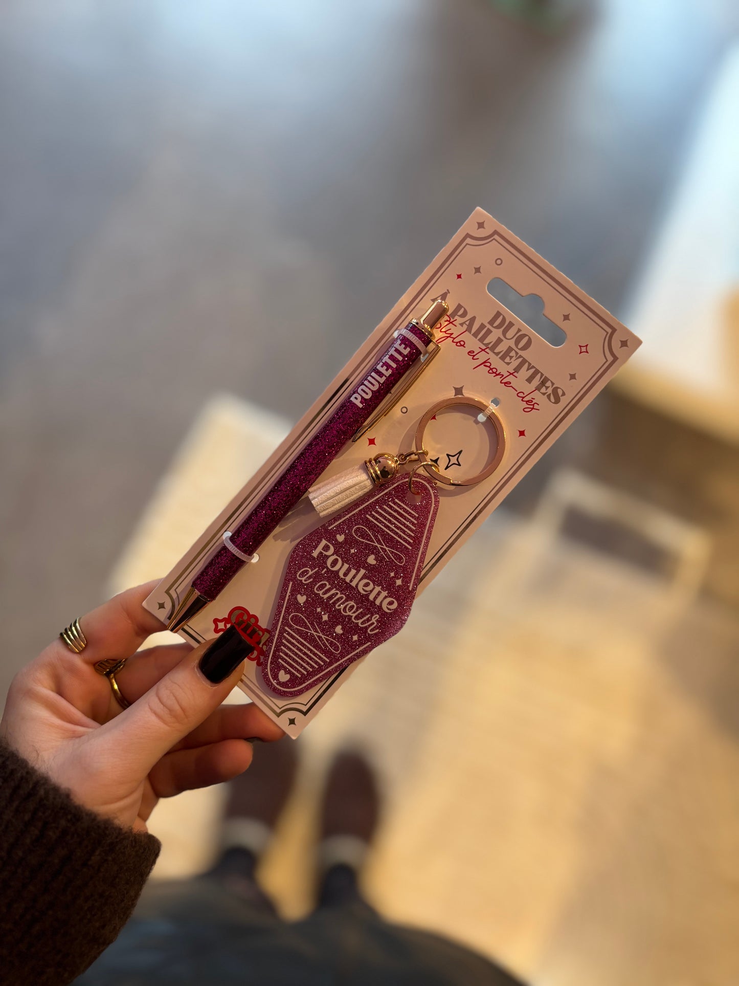 Bic à paillettes et porte clé poulette