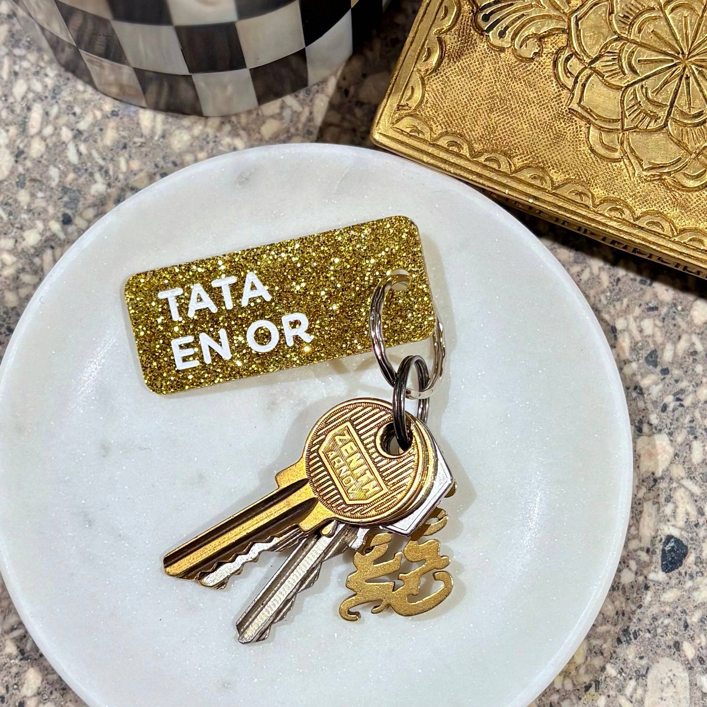 Porte clé à paillettes : tata en or