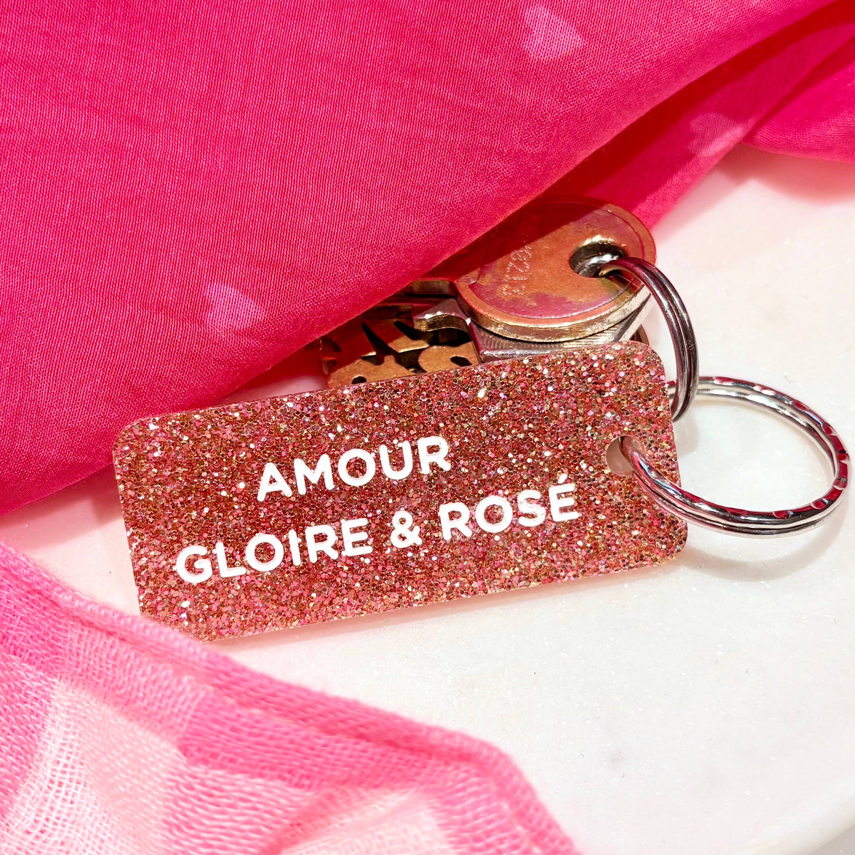 Porte clé à paillettes : amour gloire et rosé