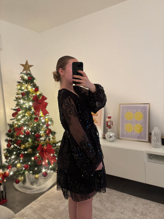 Robe Noire à volants avec voile et sequins