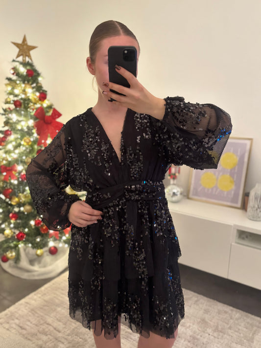 Robe Noire à volants avec voile et sequins