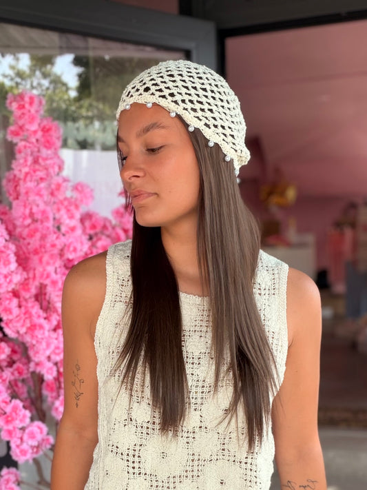 Bonnet en crochet blanc légèrement pailleté avec perles
